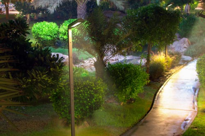 Postes para Jardim: como valorizar o espaço verde através da luz